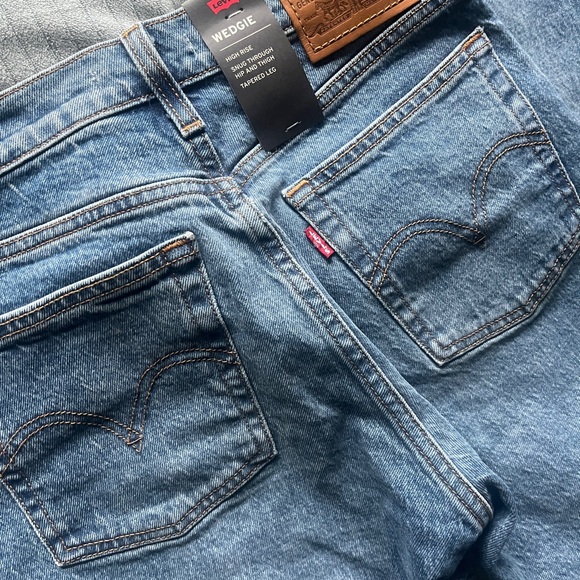 NWT LEVIS Classic WEDGIE Premium High Rise Tapered Jeans Women’s 25 - Picture 5 of 5